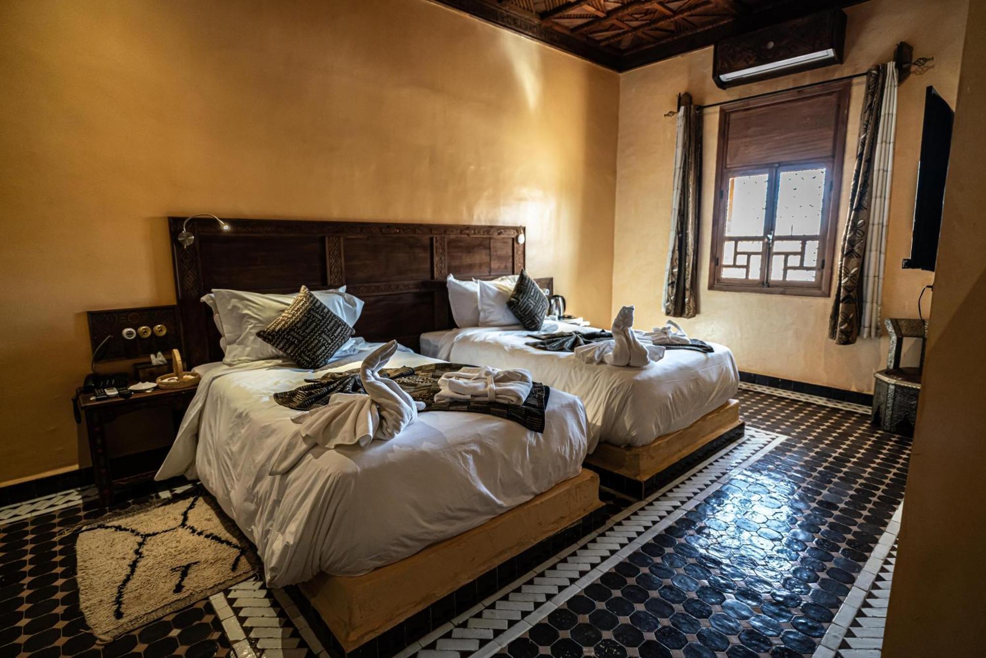 Hotel Riad Xaluca メルズーガ エクステリア 写真
