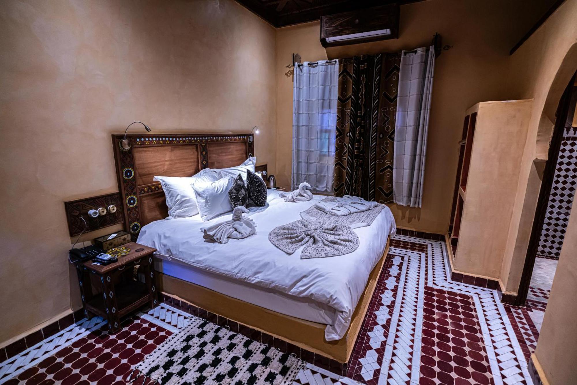 Hotel Riad Xaluca メルズーガ エクステリア 写真