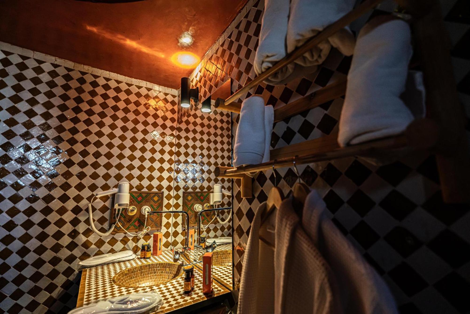 Hotel Riad Xaluca メルズーガ エクステリア 写真
