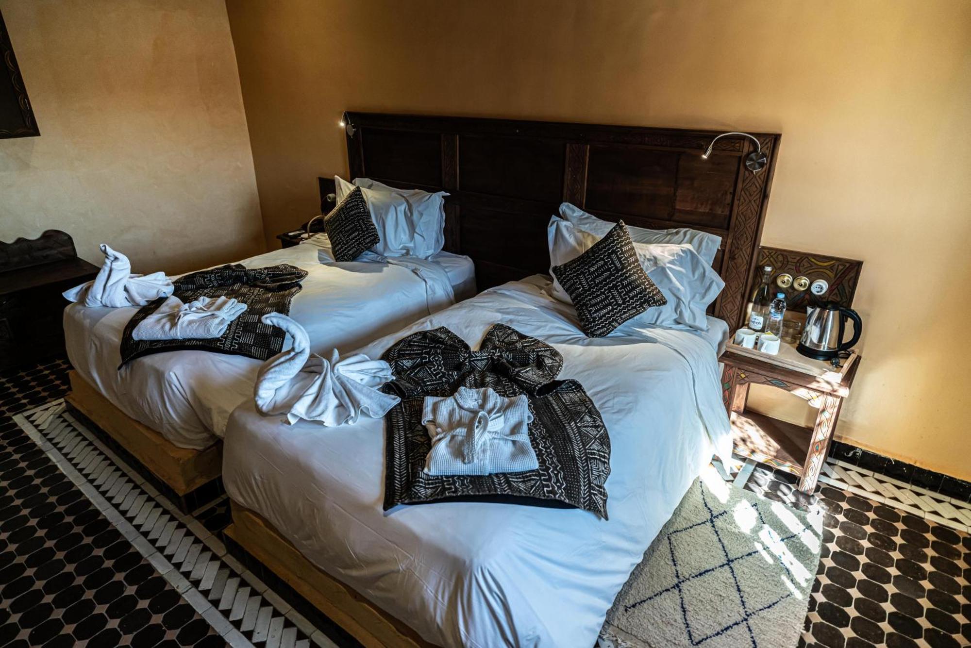 Hotel Riad Xaluca メルズーガ エクステリア 写真