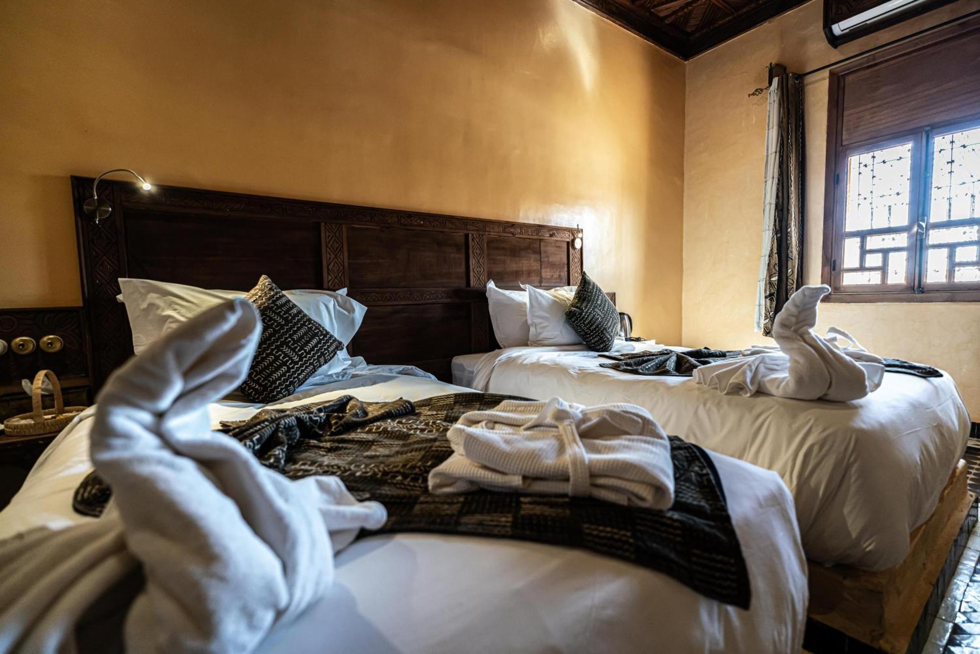 Hotel Riad Xaluca メルズーガ エクステリア 写真